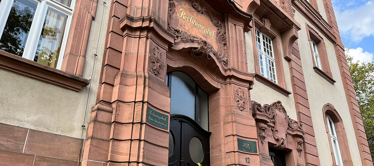 Eingang in das Gebäude des Rechnungshofs in der Stabelstraße