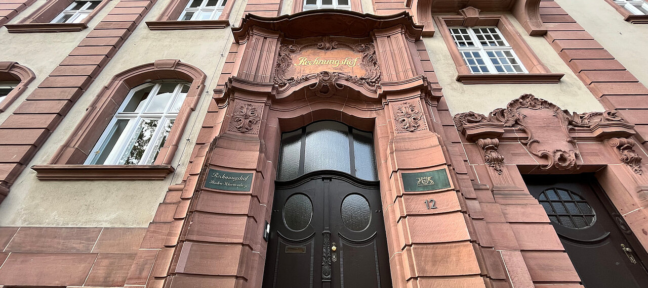 Eingang des Rechnungshofsgebäude in der Stabelstraße