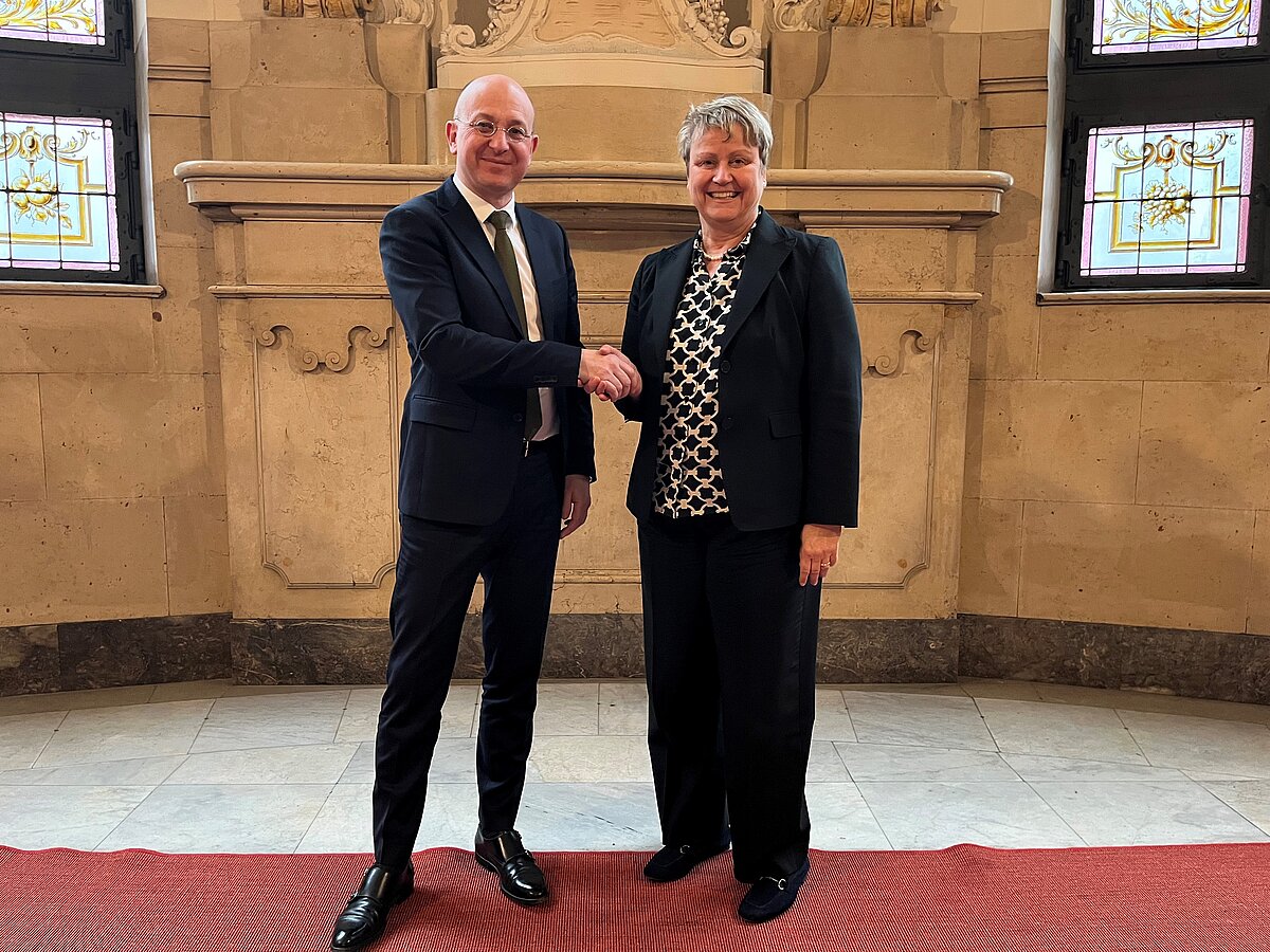 Zusammentreffen der Rechnungshöfe BW und Grand Est links: Präsident des Rechnungshofs Grand Est Hr. Christophe Strassel rechts: Präsidentin des Rechnungshofs BW Fr. Dr. Ruppert